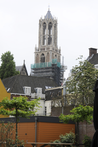 909722 Gezicht op de Domtoren te Utrecht, tijdens de restauratie, vanaf de Kromme Nieuwegracht, nadat een deel van het ...